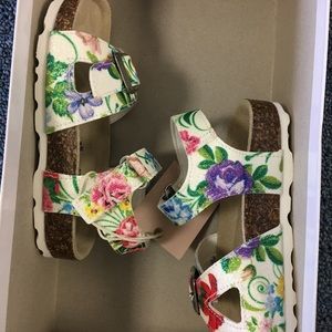 NIB 🌺 Sweet and Glittery Sandals
